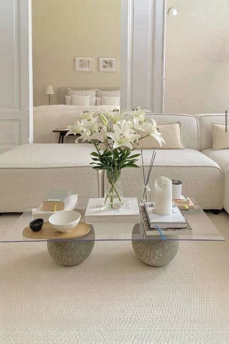 ⚪ طاولة زجاجية بقاعدتين كرويتين من الحجر الرمادي